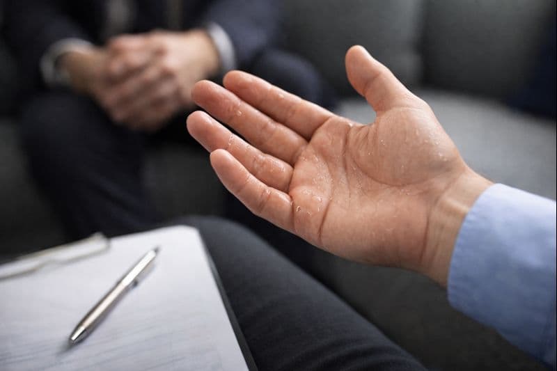 Dlaczego przy stresie pocą się dłonie, a nie całe ciało