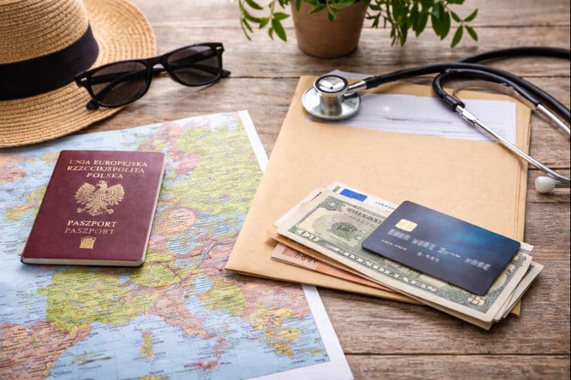 Ubezpieczenie turystyczne – kiedy karta lub konto wystarcza
